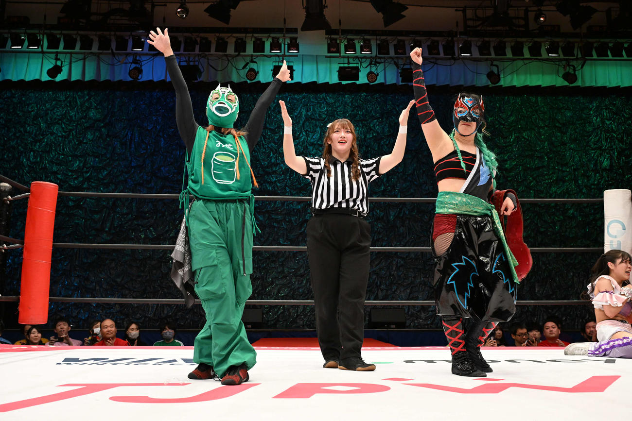 勝ち名乗りを受けるオチャノー・マスク（左）と鳥喰かや（C）東京女子プロレス