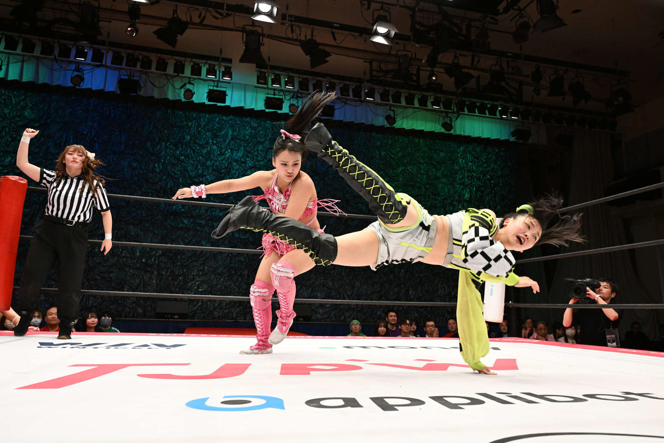 スピーディーな攻防を繰り広げた渡辺未詩（左）と鈴芽（C）東京女子プロレス