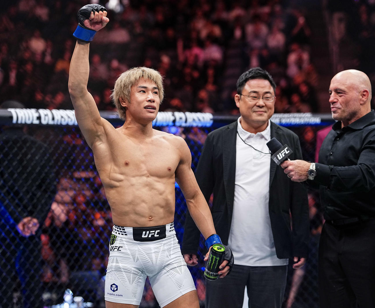 大観衆の反応に右手を挙げるUFCフライ級5位平良達郎（左端（C）Zuffa LLC／UFC