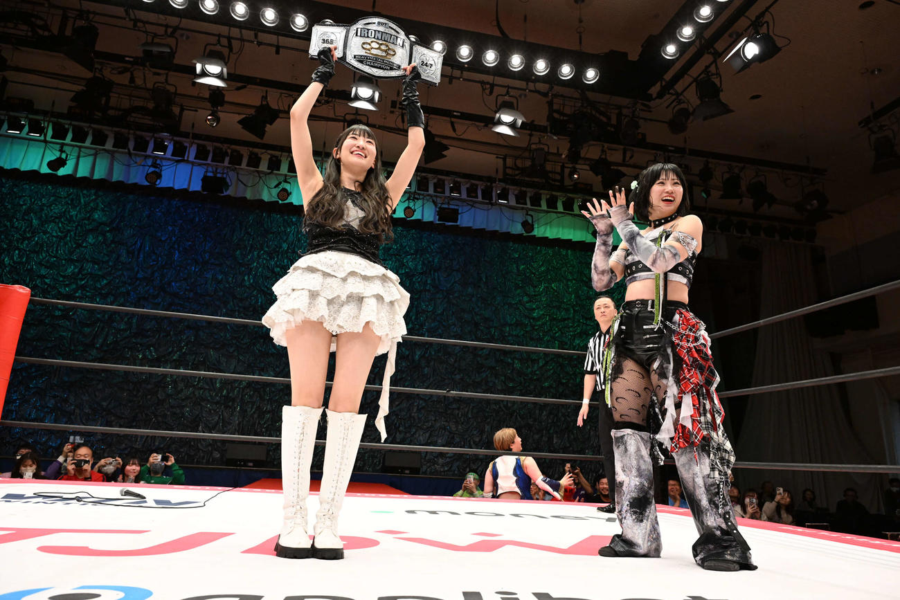 OCHA NORMA中山夏月姫にベルトを渡した辰巳リカ（C）東京女子プロレス
