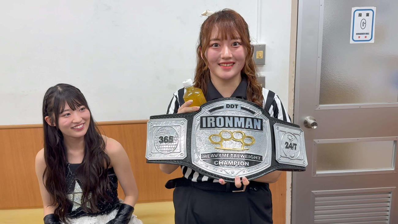 文りんレフェリーがお茶が新王者だと認定した（左は前王者の中山夏月姫）（C）東京女子プロレス