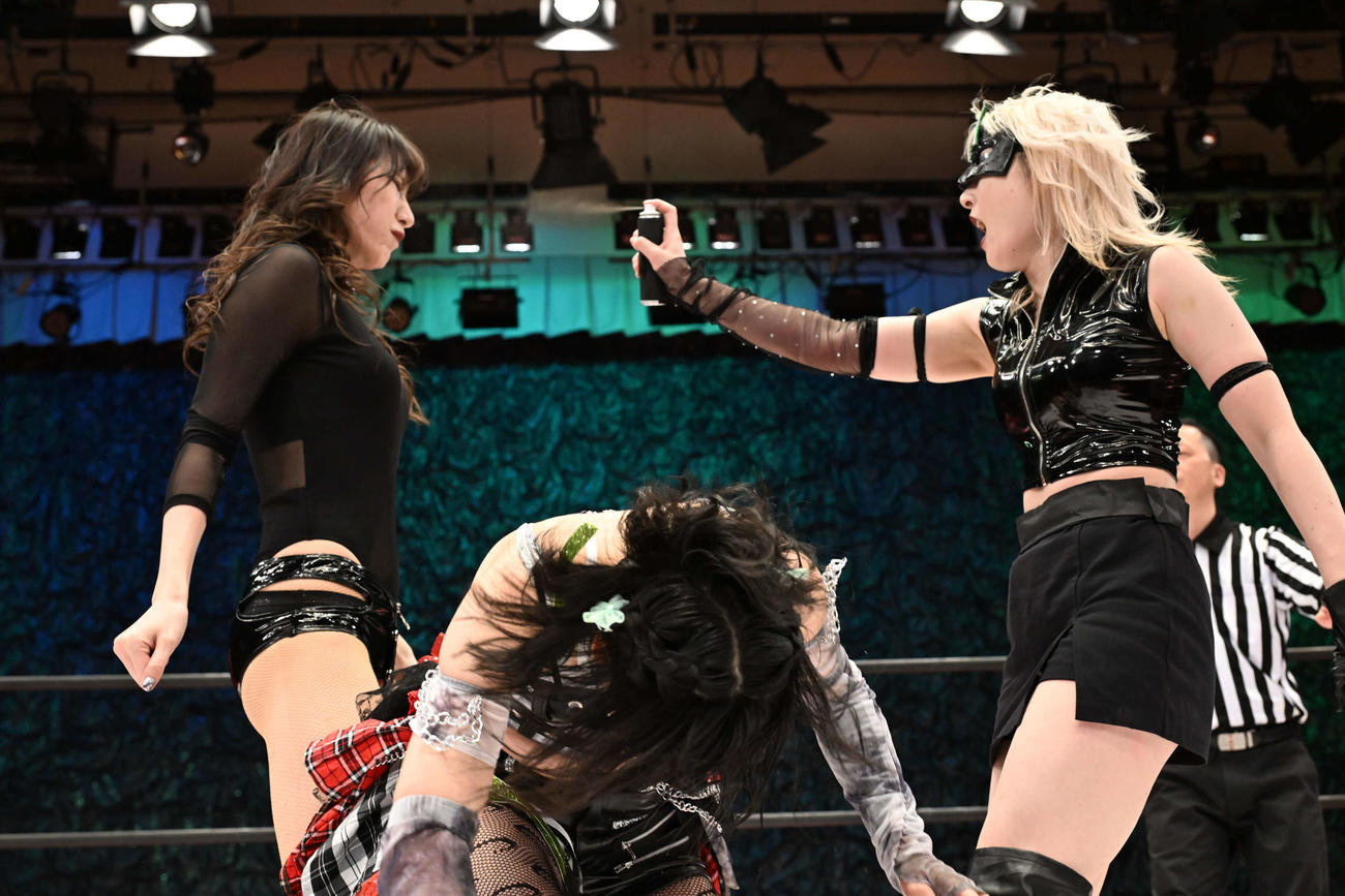 ミサヲのスプレーは上福に誤爆（C）東京女子プロレス