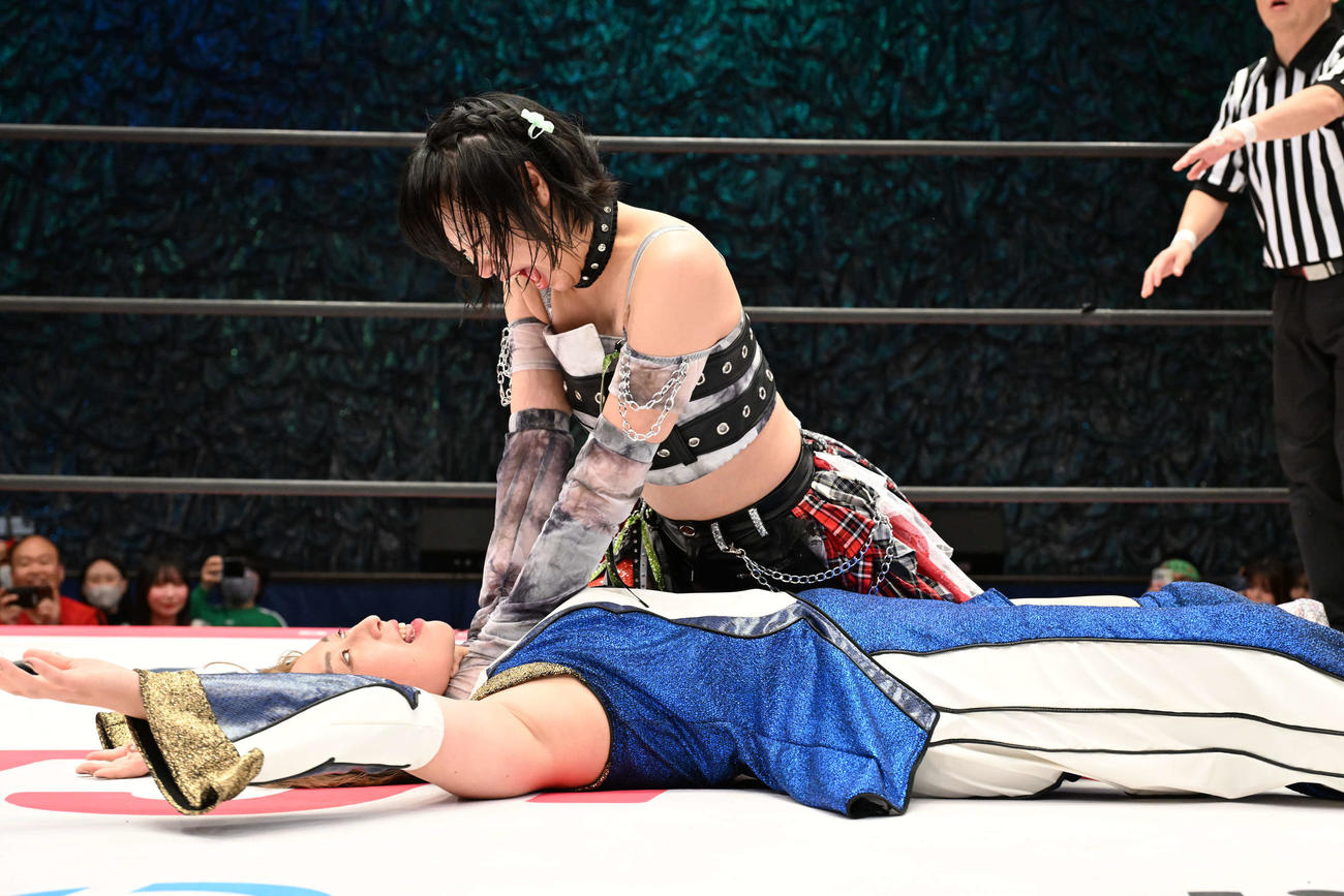 怒りの辰巳リカは桐生真弥を首絞めで落としてしまった（C）東京女子プロレス