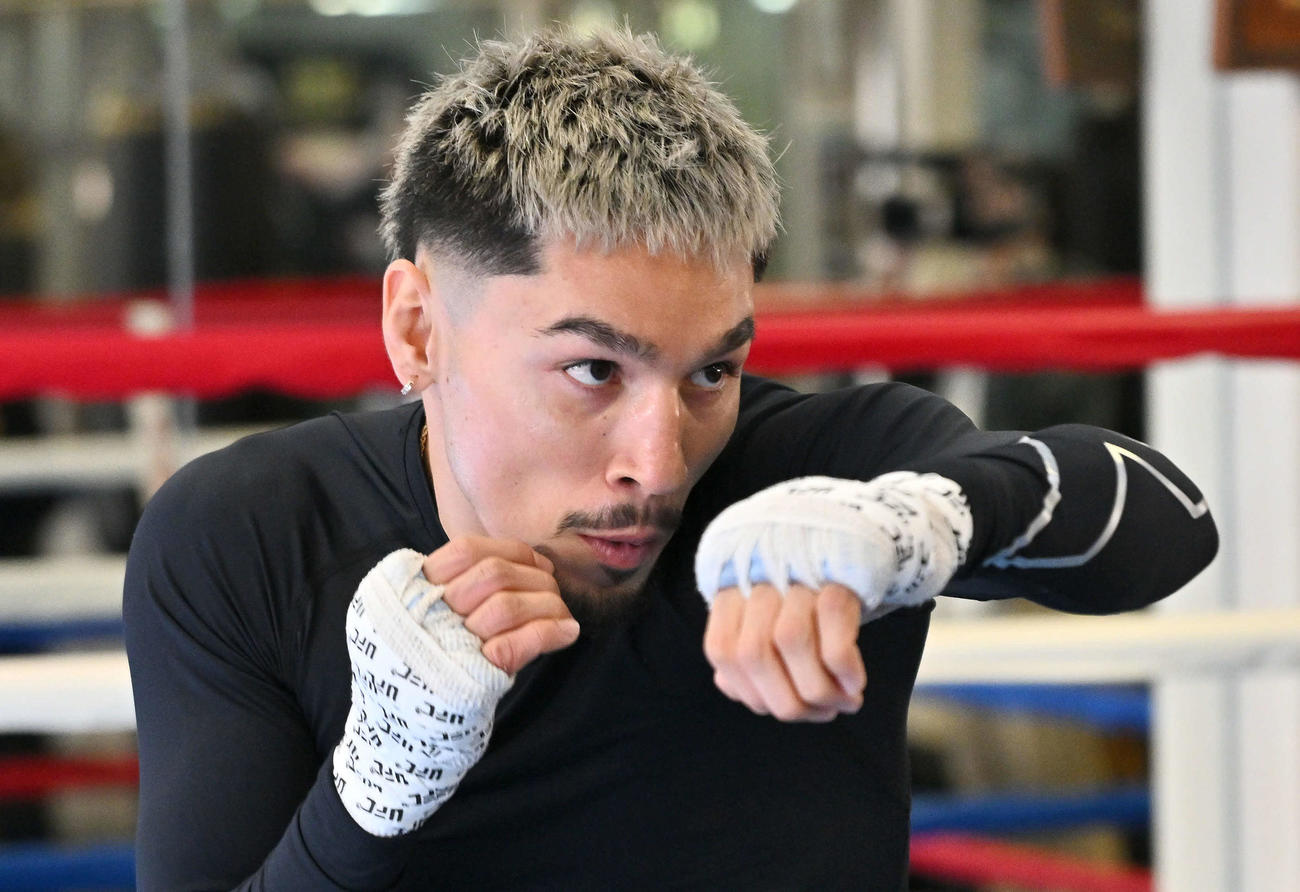 公開練習でシャドーボクシングをするオラスクアガ（撮影・滝沢徹郎）