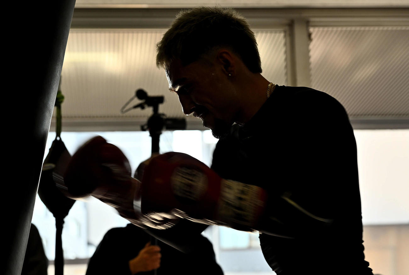 公開練習でサンドバッグ打ちをするオラスクアガ（撮影・滝沢徹郎）