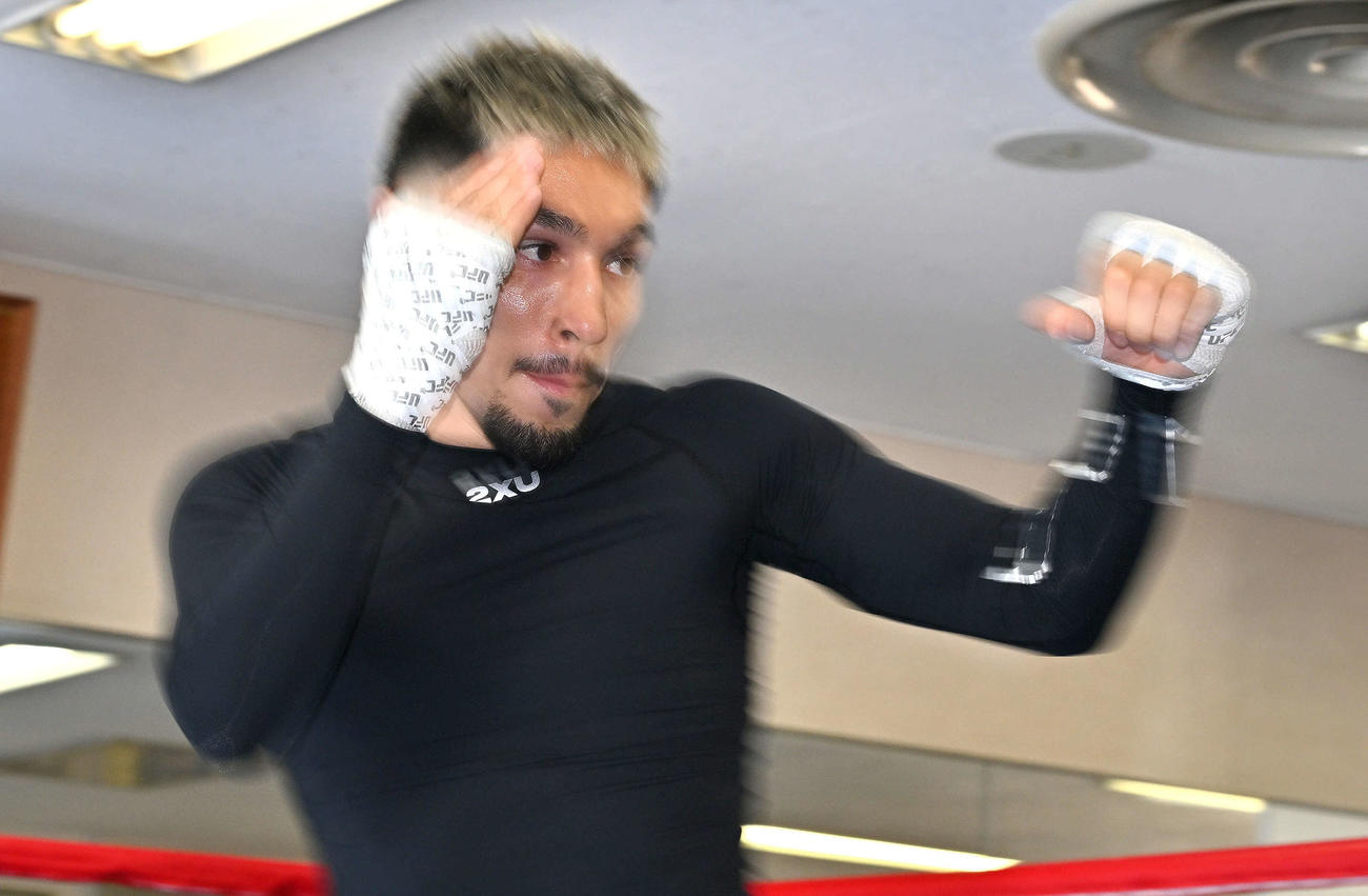 公開練習でシャドーボクシングをするオラスクアガ（撮影・滝沢徹郎）
