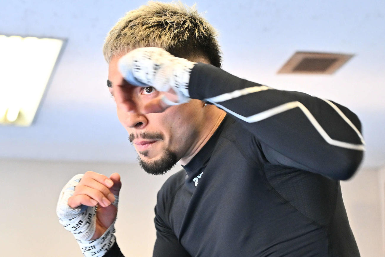 公開練習でシャドーボクシングをするオラスクアガ（撮影・滝沢徹郎）