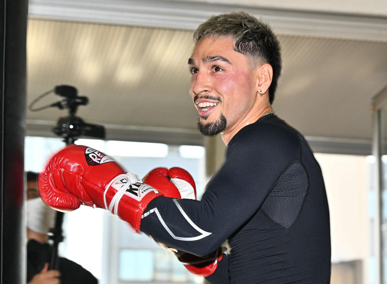 公開練習で笑顔を見せるオラスクアガ（撮影・滝沢徹郎）