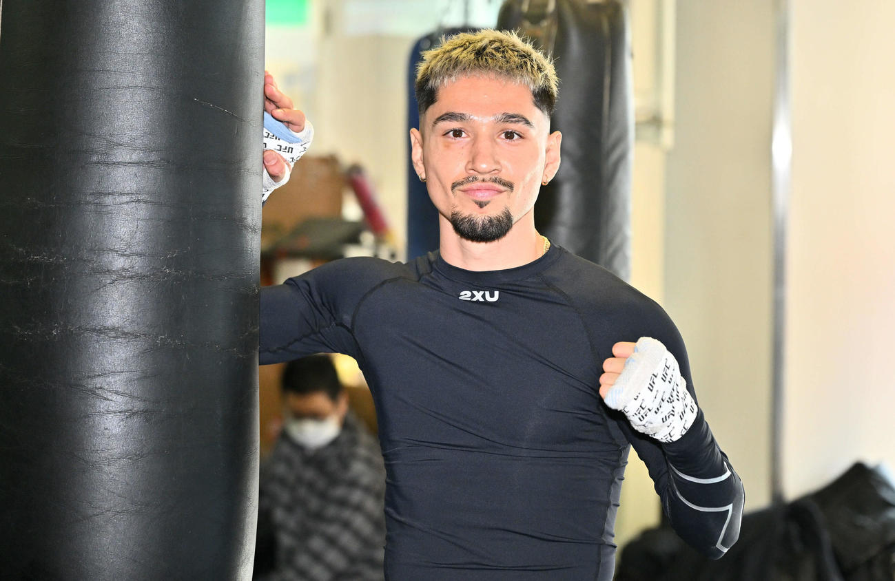 公開練習でポーズを決めるオラスクアガ（撮影・滝沢徹郎）