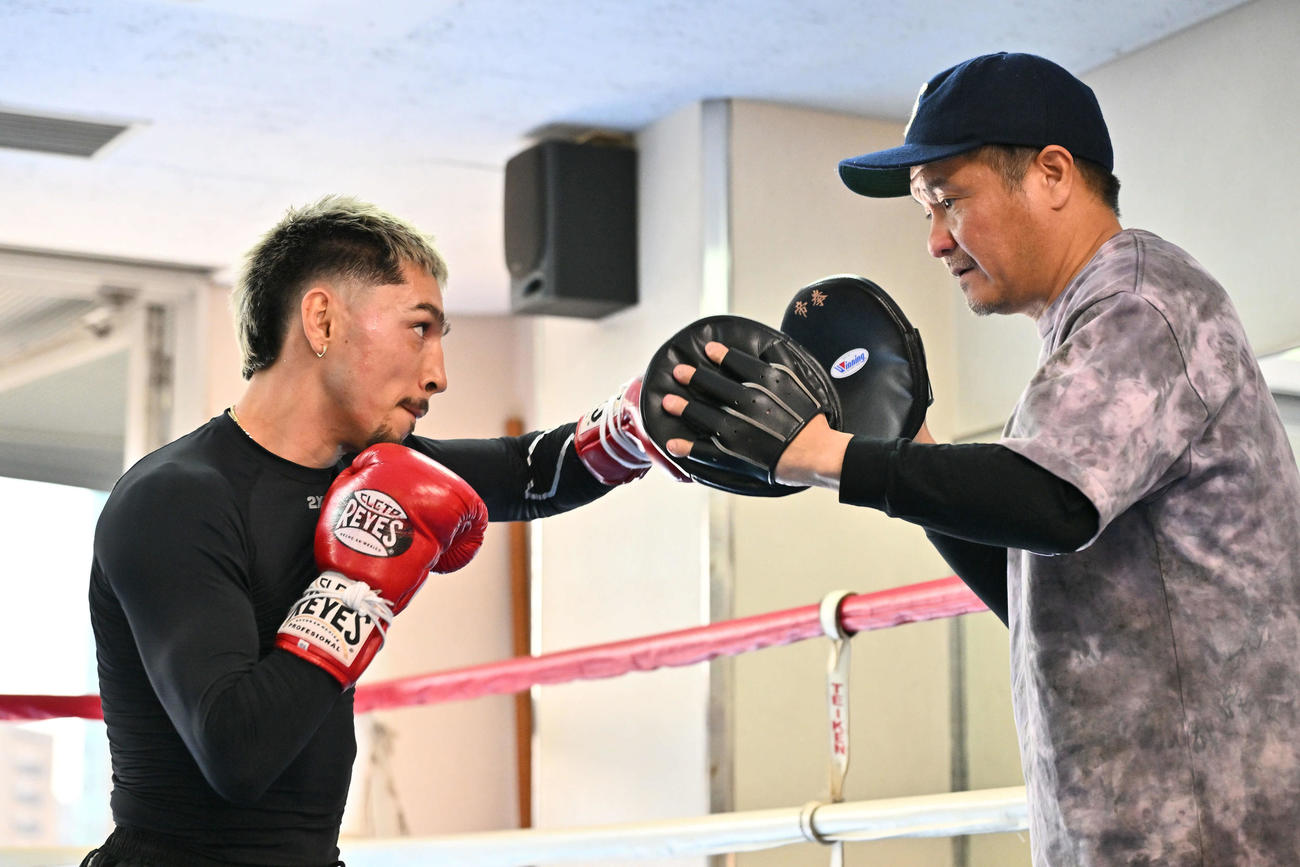 公開練習で岡辺トレーナー（右）とミット打ちをするオラスクアガ（撮影・滝沢徹郎）
