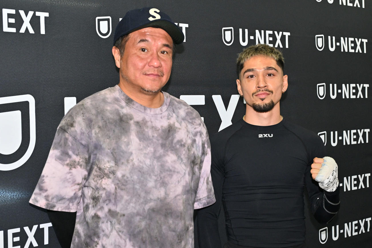 公開練習で記念撮影するオラスクアガ（右）と岡辺トレーナー（撮影・滝沢徹郎）