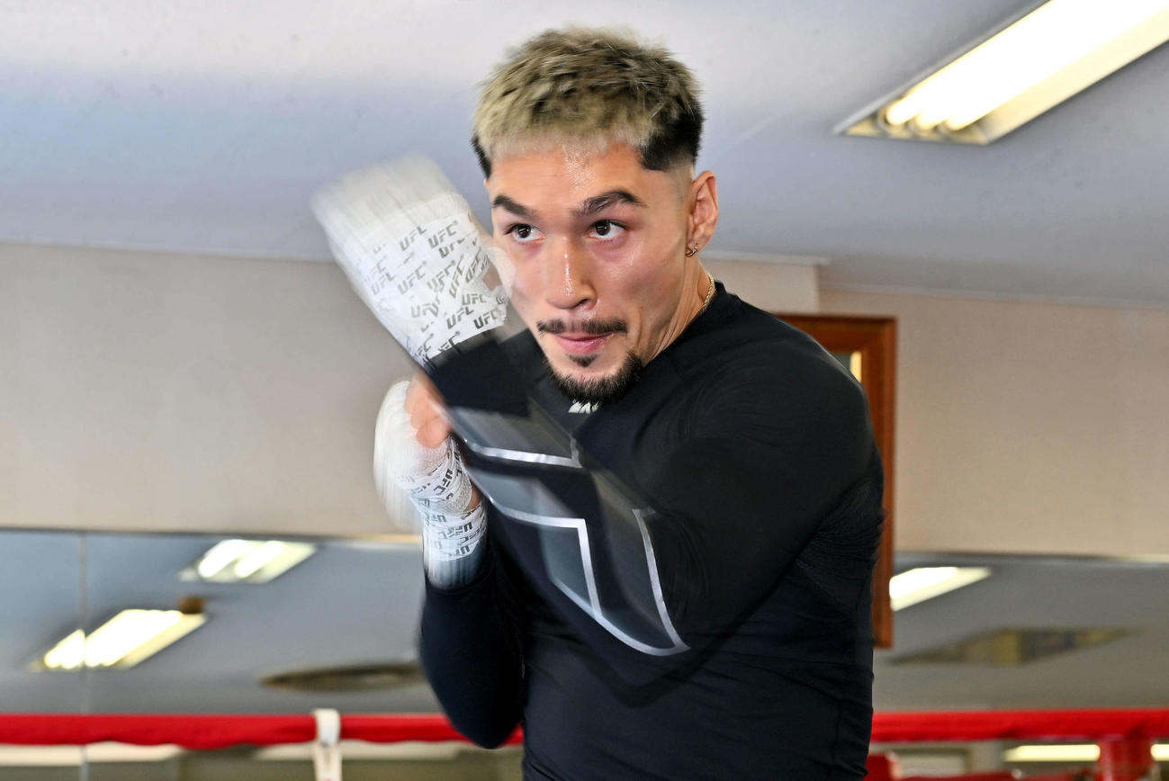 公開練習でシャドーボクシングをするオラスクアガ（撮影・滝沢徹郎）