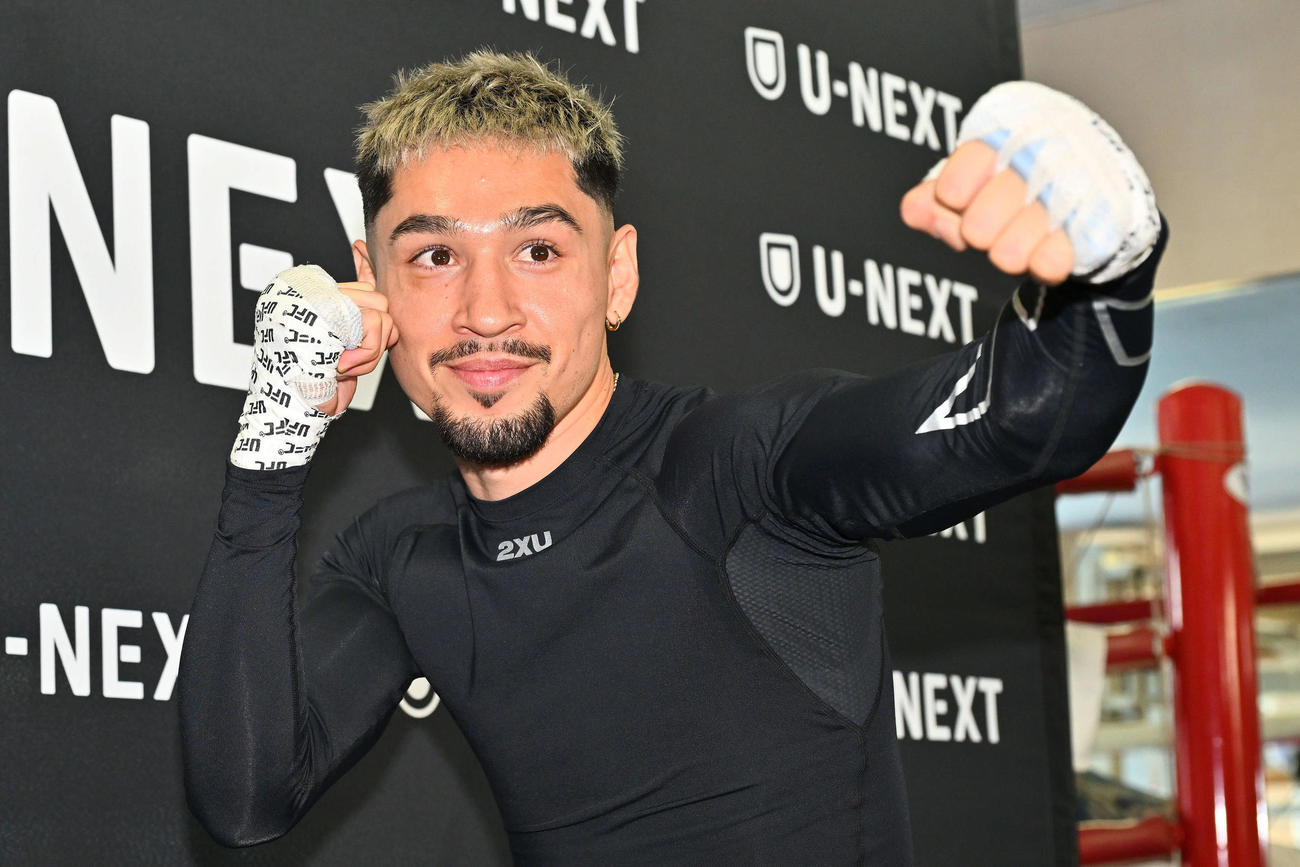 公開練習でポーズを決めるオラスクアガ（撮影・滝沢徹郎）