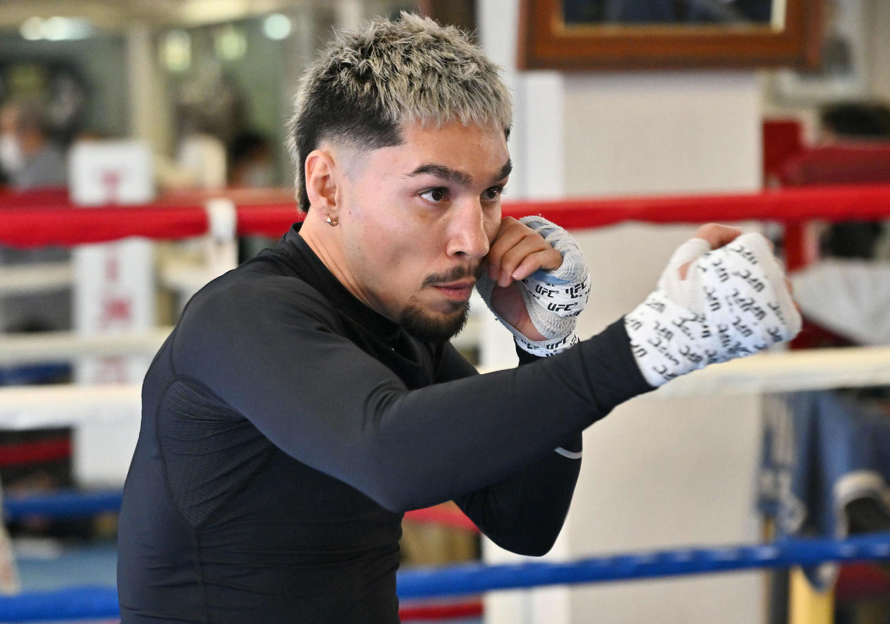 公開練習でシャドーボクシングをするオラスクアガ（撮影・滝沢徹郎）