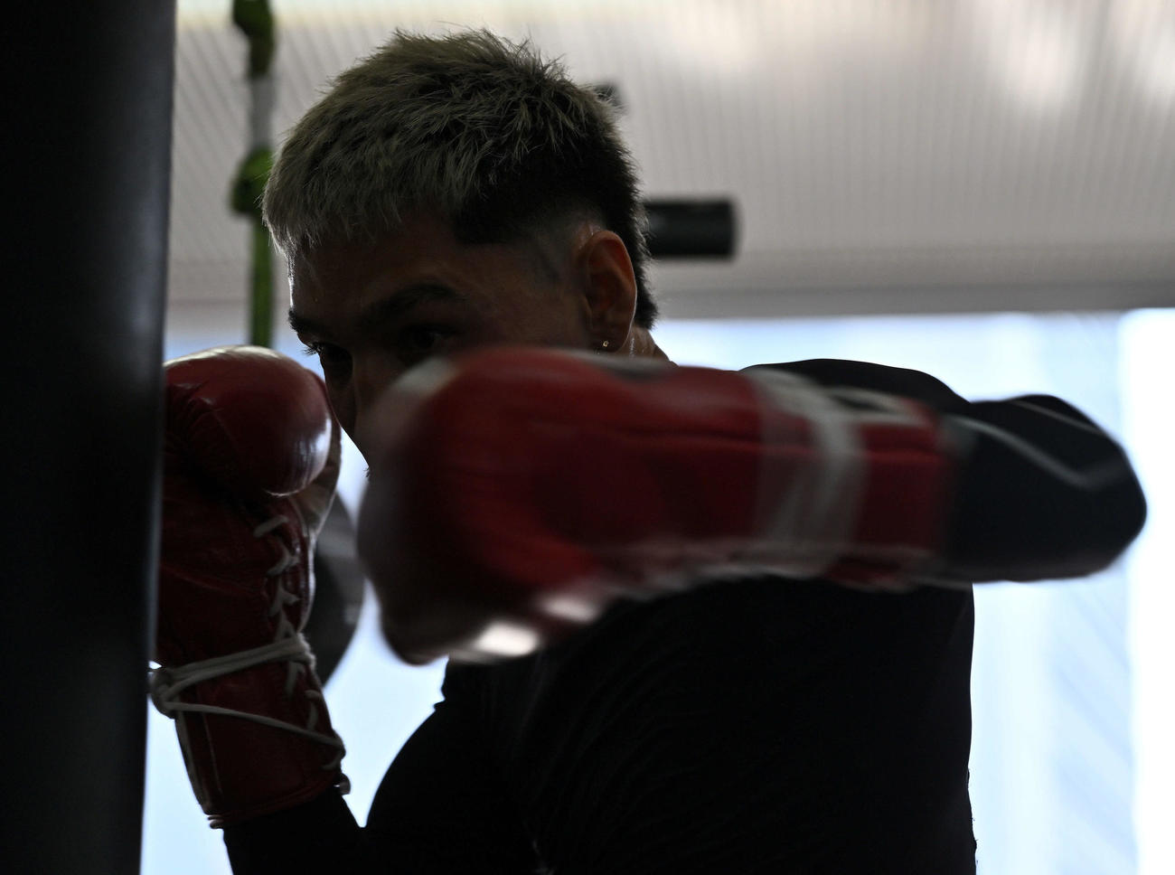 公開練習でサンドバッグ打ちをするオラスクアガ（撮影・滝沢徹郎）