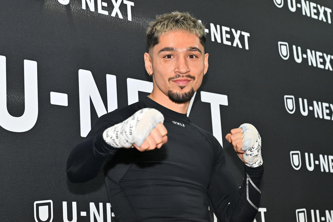 公開練習でポーズを決めるオラスクアガ（撮影・滝沢徹郎）