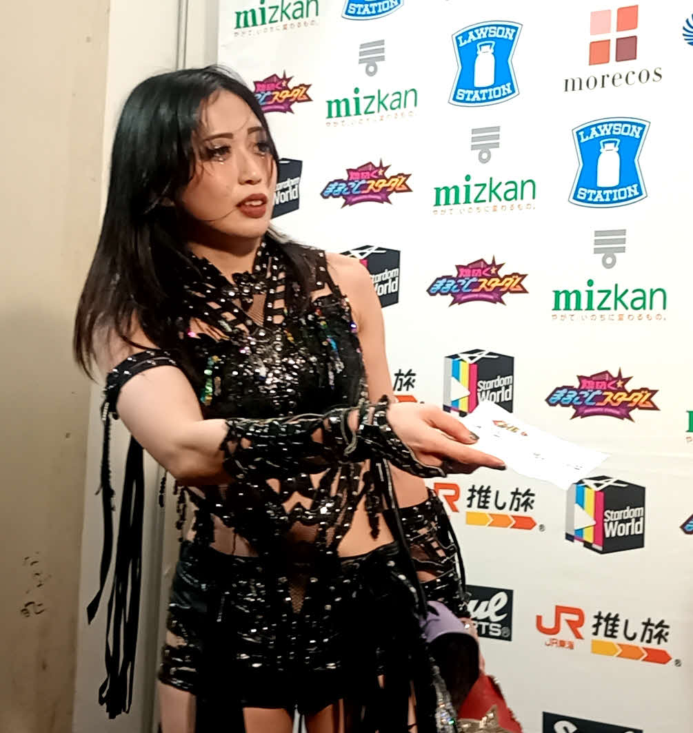 金一封を無理やり受け取ろうとさせる上谷沙弥