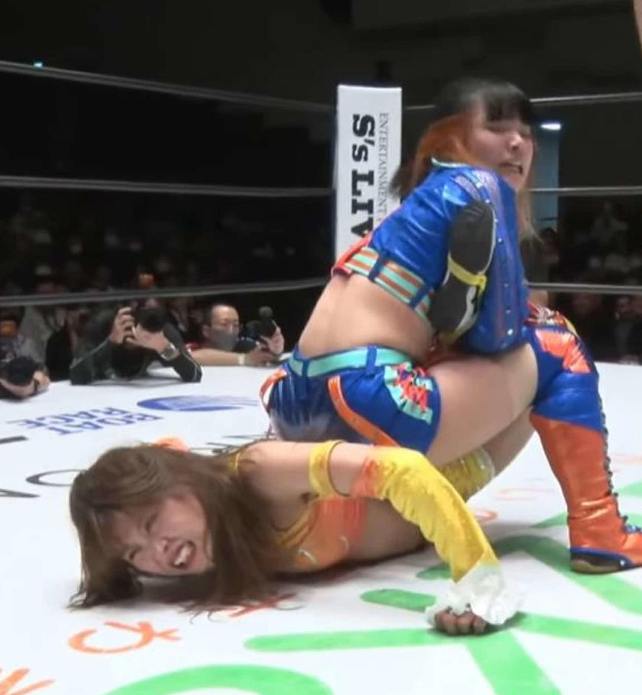 金屋あんねに逆片エビ固めを決める浜辺纏（スターダム公式YouTubeから