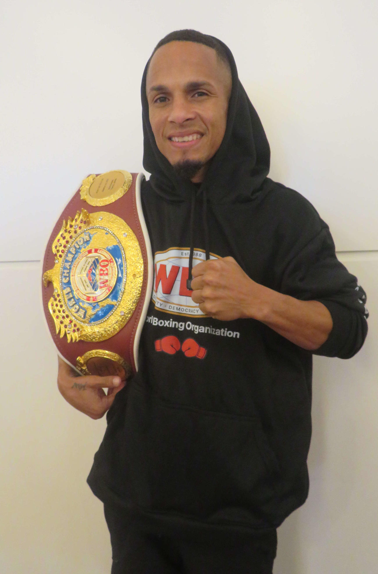 17日にWBA世界ライトフライ級王者高見亨介との王座統一戦に臨むWBO世界同級王者レネ・サンティアゴが来日