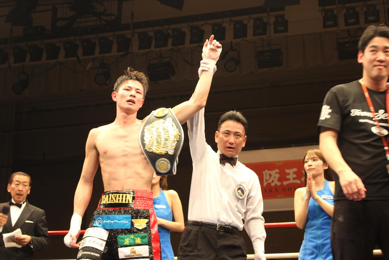 日本ユース・ウエルター級王座の2度目の防衛に成功して勝利のコールを受ける磯谷大心（撮影・首藤正徳）