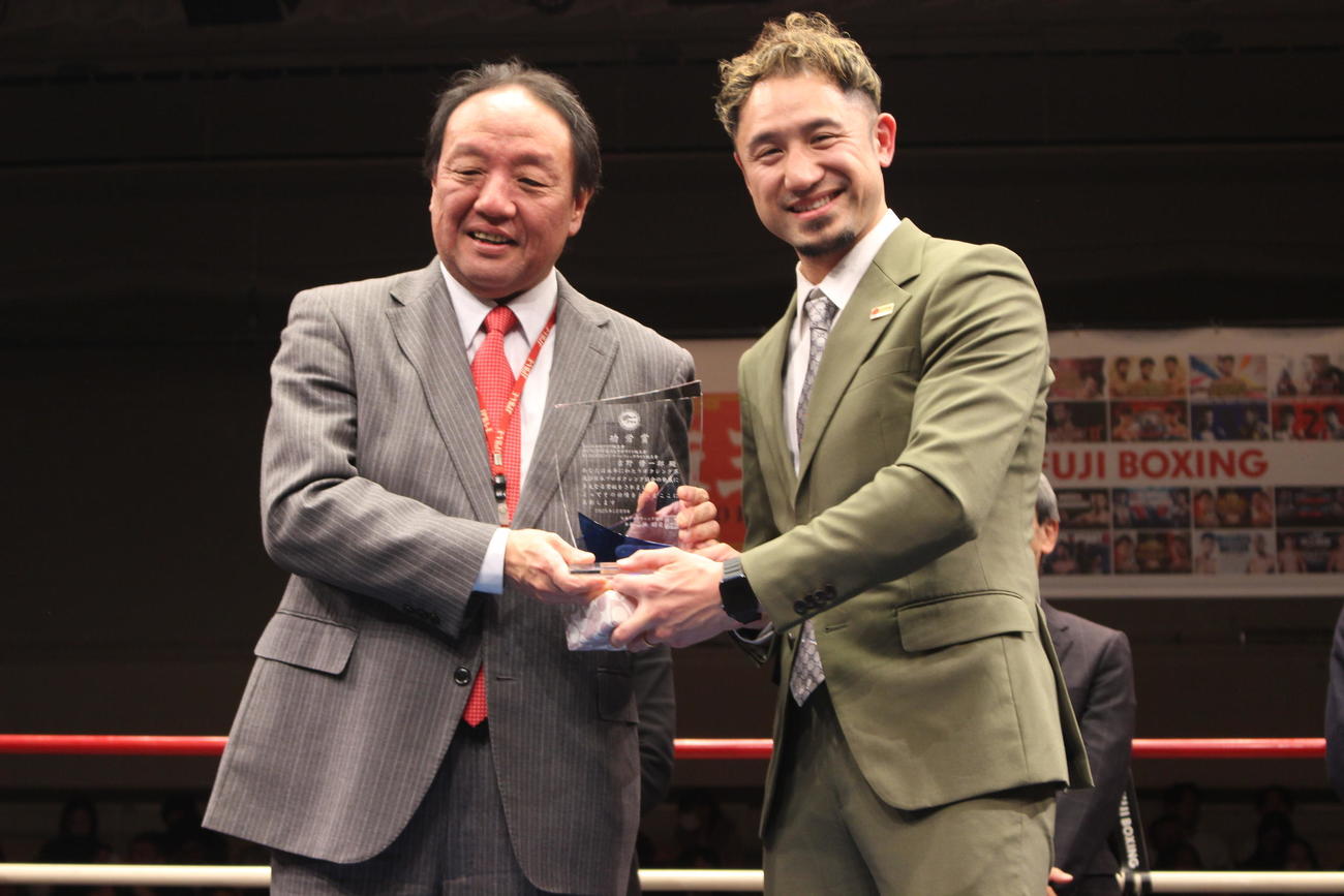 引退式で三迫ジムの三迫会長（左）と記念撮影におさまる吉野修一郎（撮影・首藤正徳）