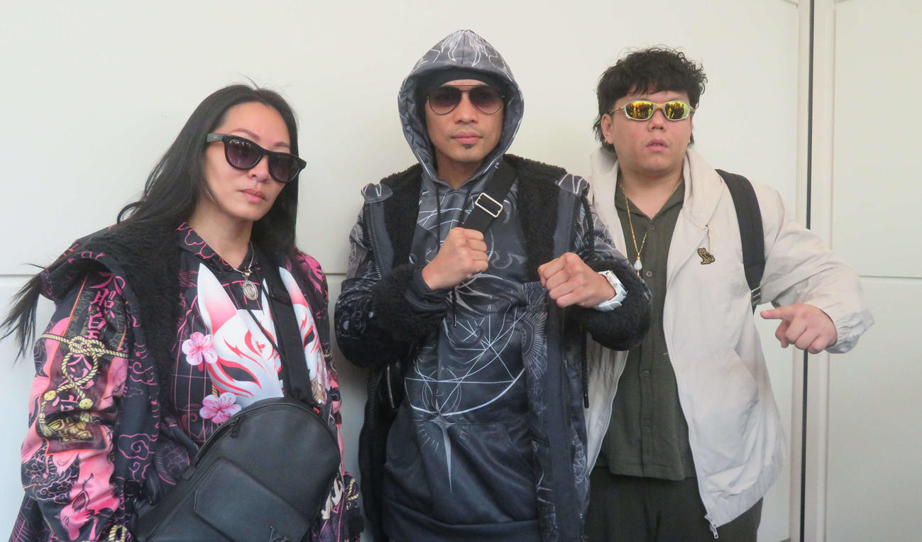 レイチェル夫人（左端）、トレーナーのドクターJ氏（右端）とともに来日したWBA世界バンタム級暫定王者ノニト・ドネア
