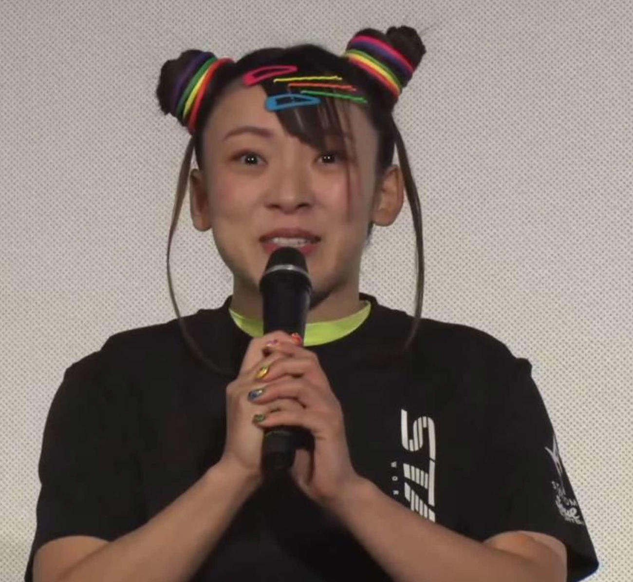 意気込みを語るフワちゃん（スターダム公式YouTubeから）