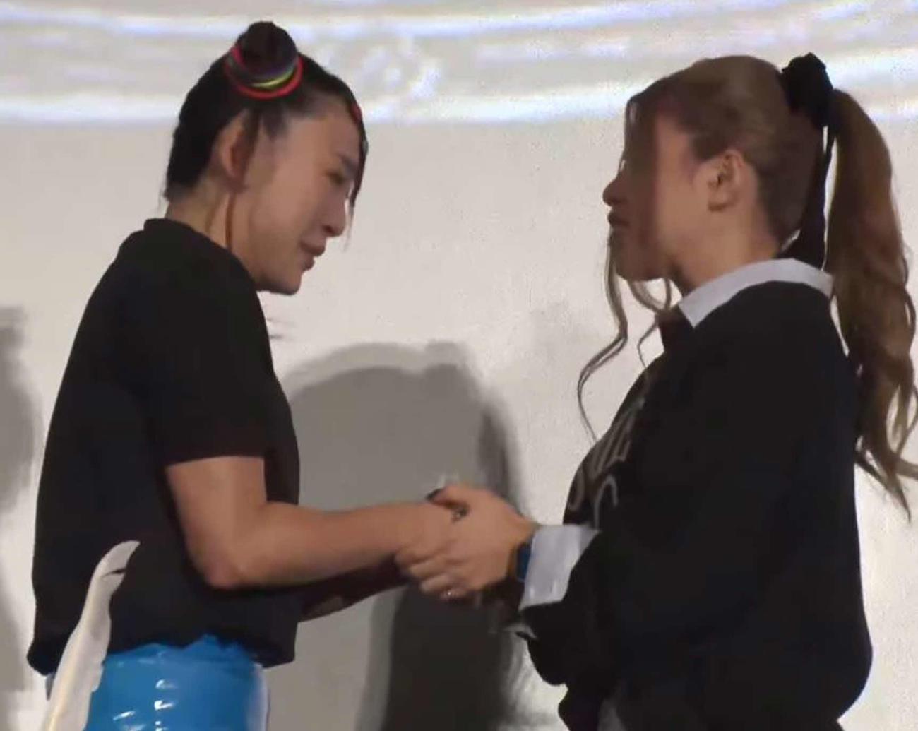 握手するフワちゃん（左）と葉月（スターダム公式YouTubeから）