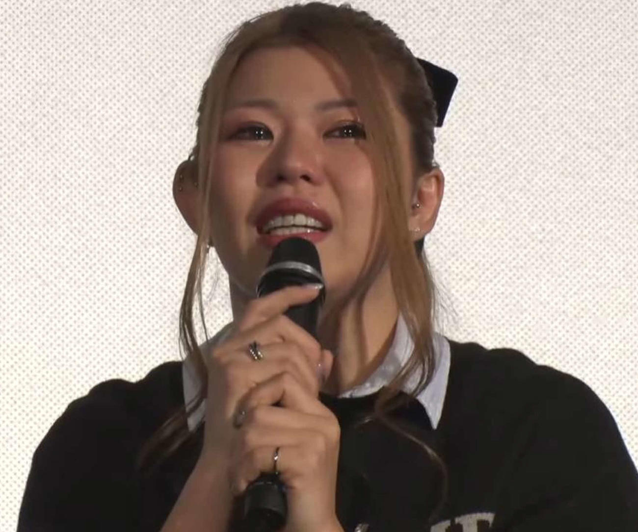 感極まって涙を流しながら話す葉月（スターダム公式YouTubeから）