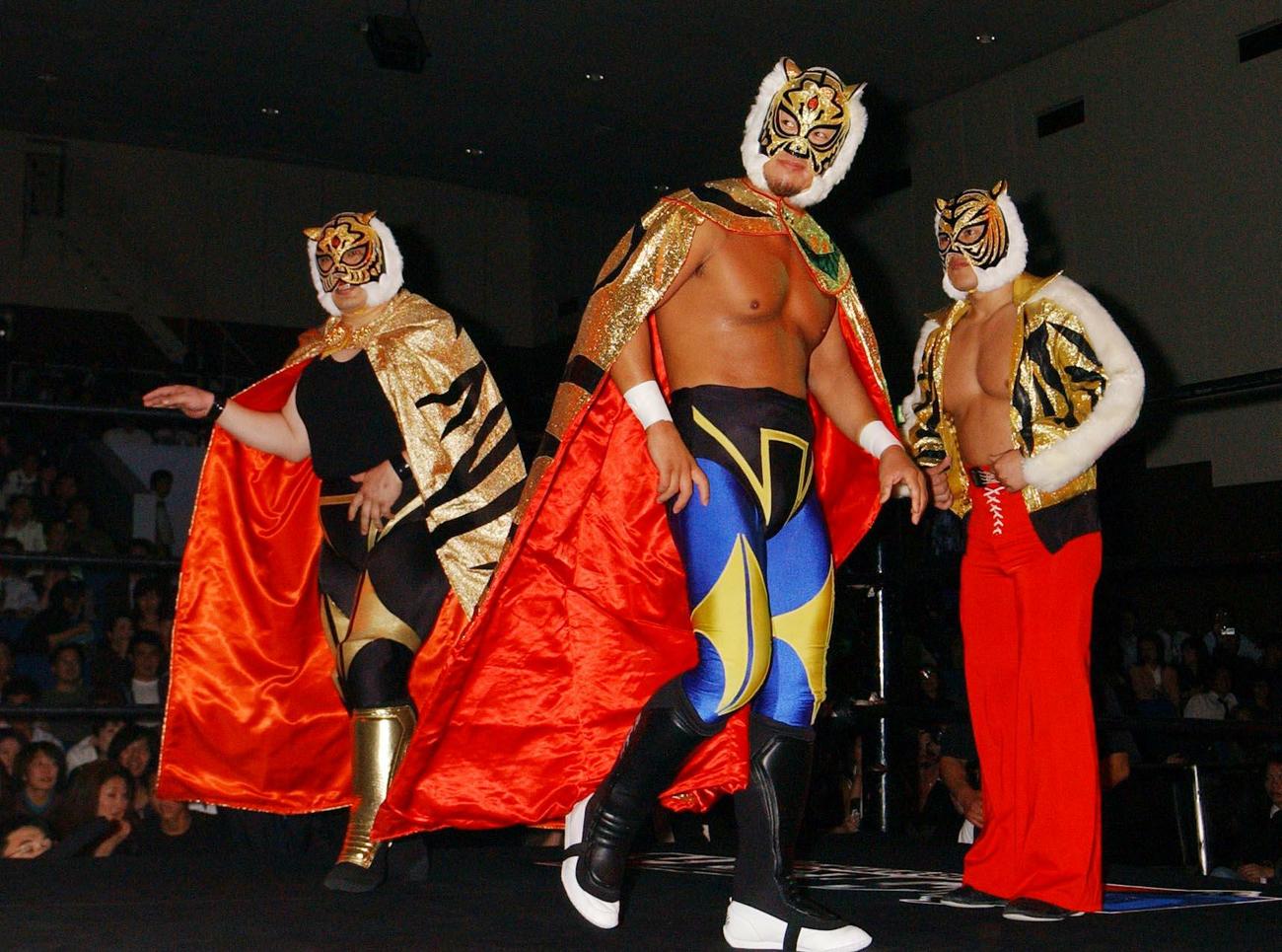 04年10月、左から初代タイガーマスク、3代目タイガーマスク（金本浩二）4代目タイガーマスク