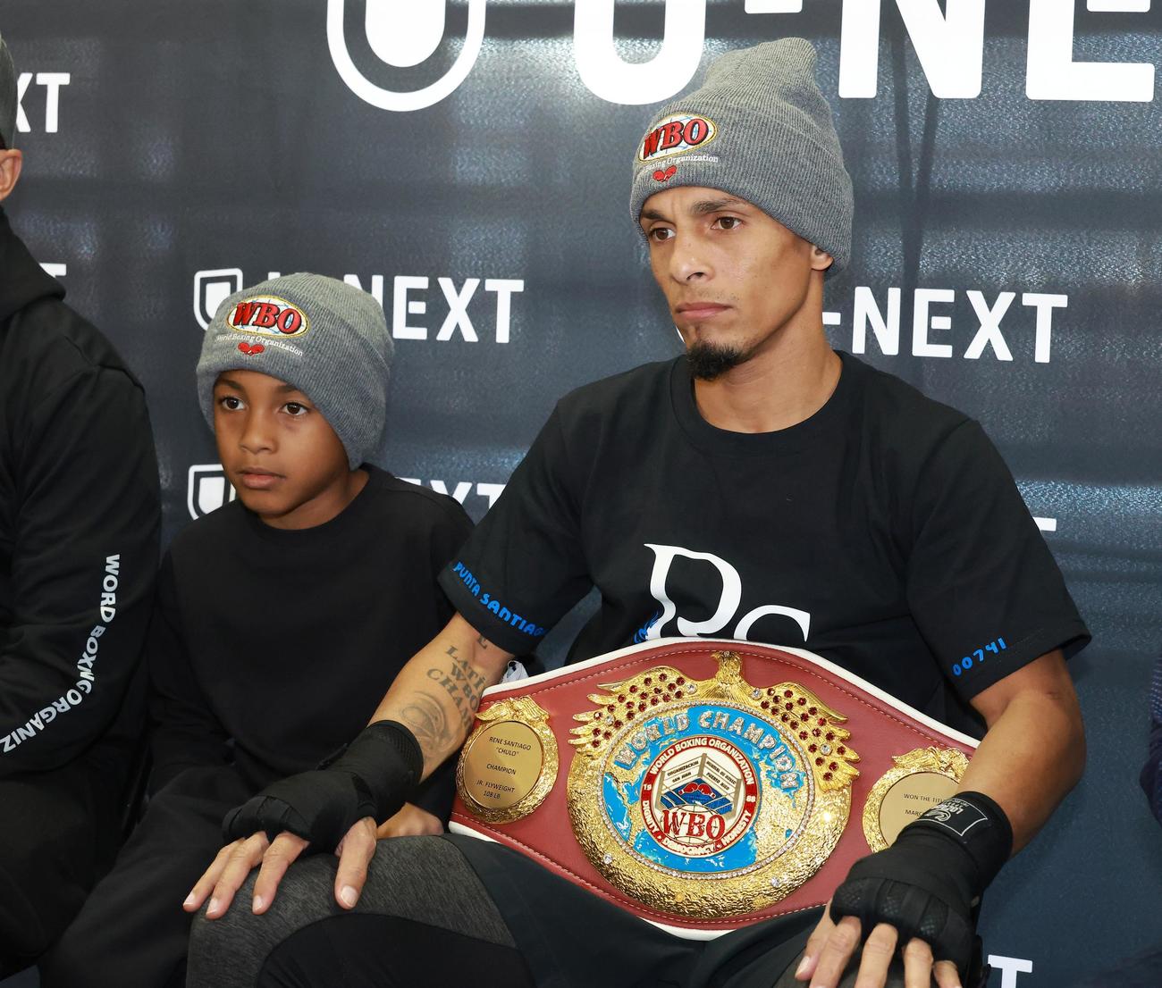 息子のジェイリエルくん（左）と会見を行ったサンティアゴ（撮影・中島郁夫）