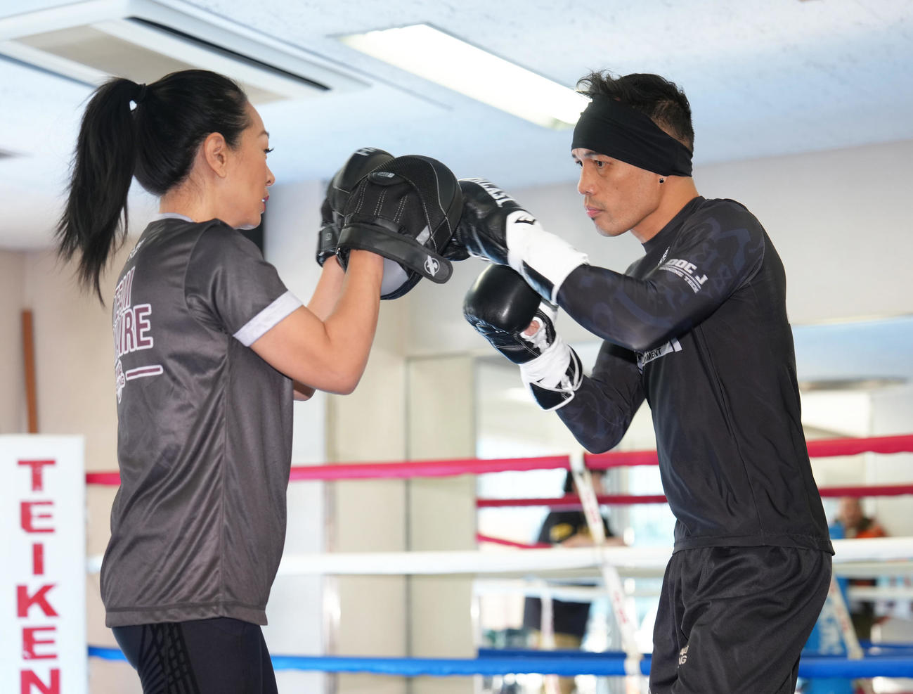 練習を公開したドネア（右）はレイチェル夫人を相手にミット打ちする（撮影・足立雅史）