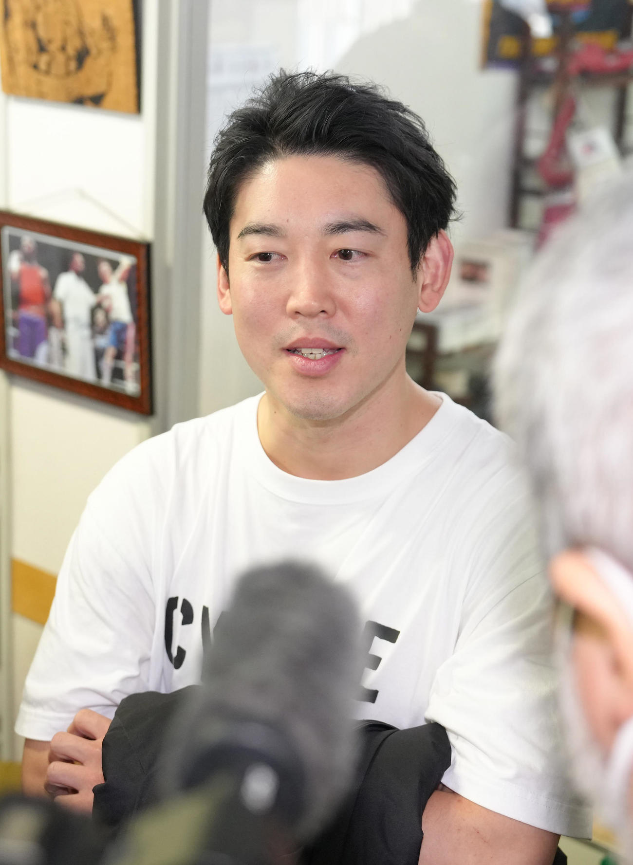 ドネアの練習を視察し、記者からの質問に答える堤の石原トレーナー（撮影・足立雅史）