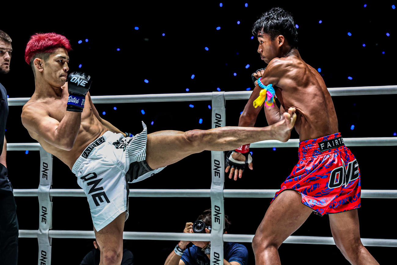 強烈な三日月蹴りを突き刺すHIROYUKI（左）（C）ONE Championship