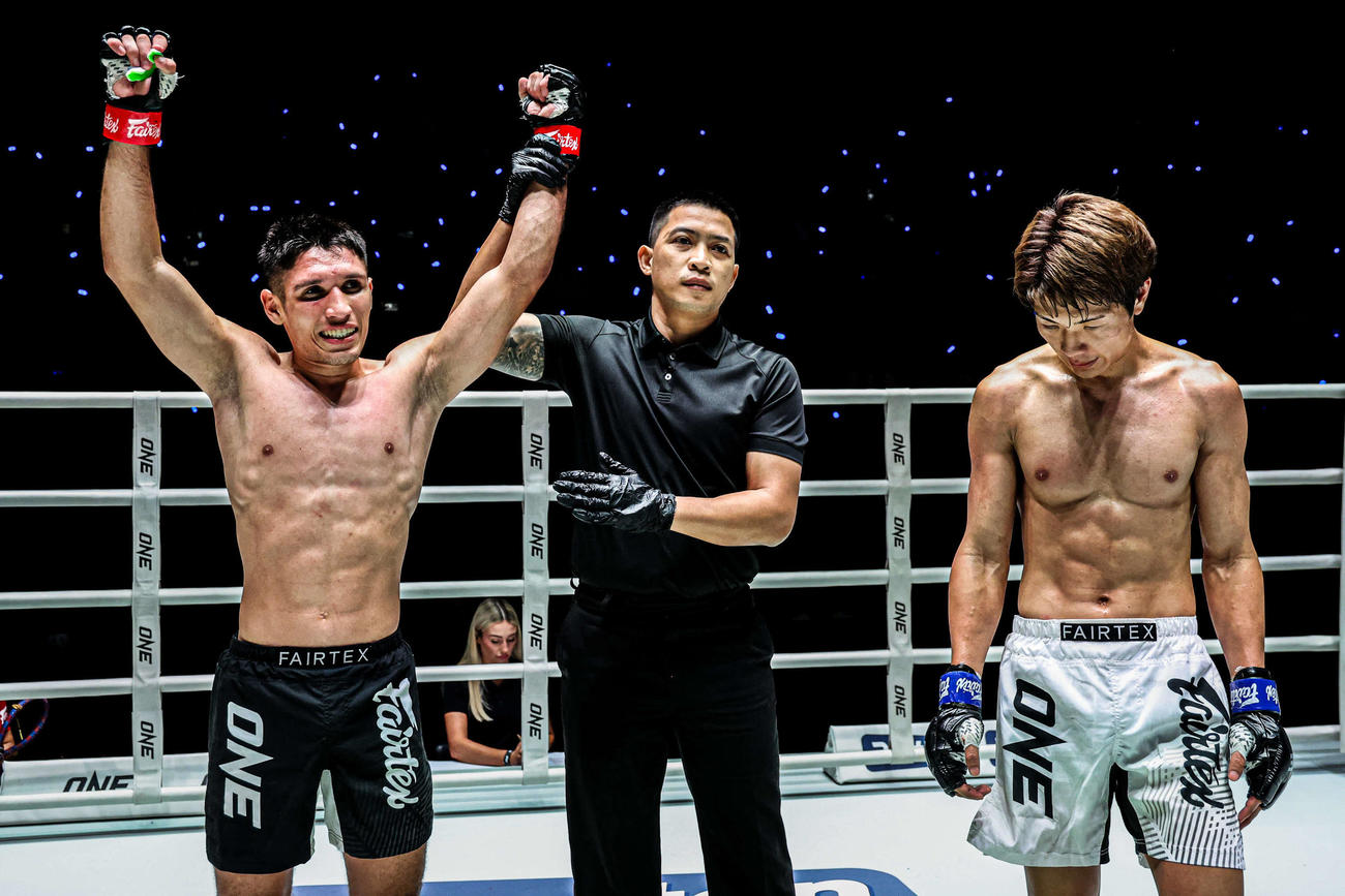 判定負けした大田拓真（右）（C）ONE Championship