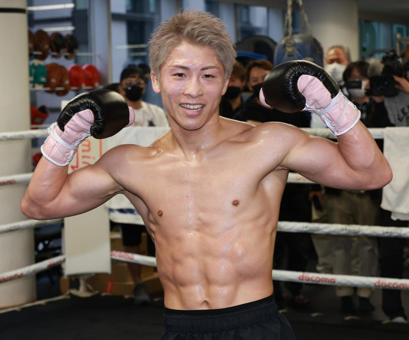 完成された肉体美を披露する井上尚弥（撮影・中島郁夫）