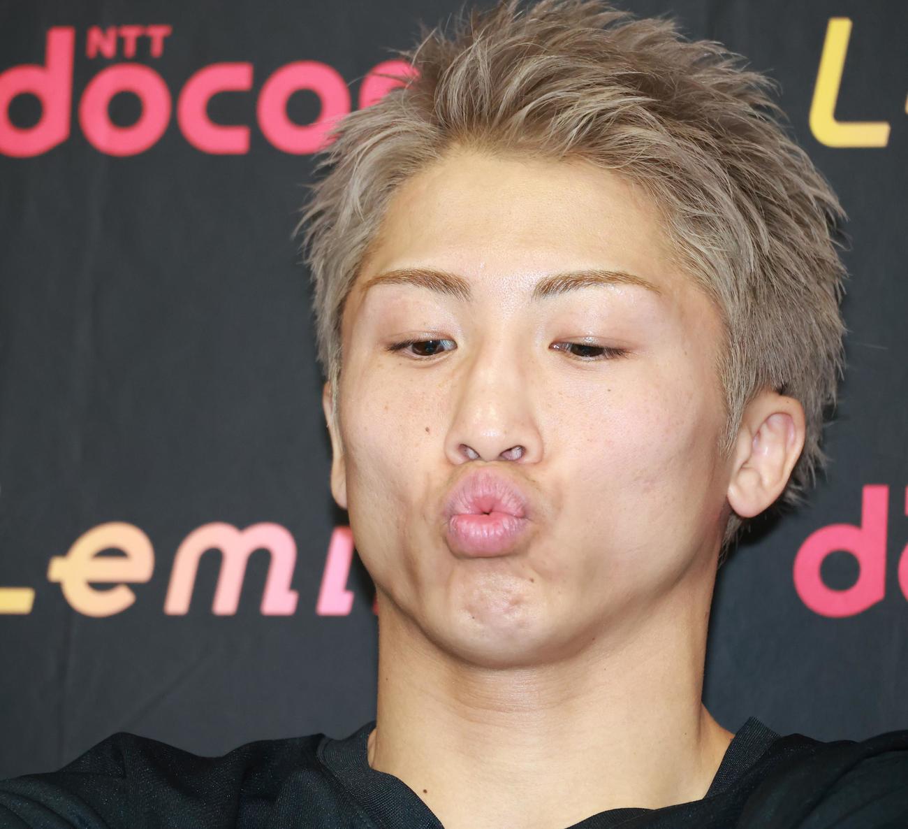 会見を行う井上尚弥（撮影・中島郁夫）