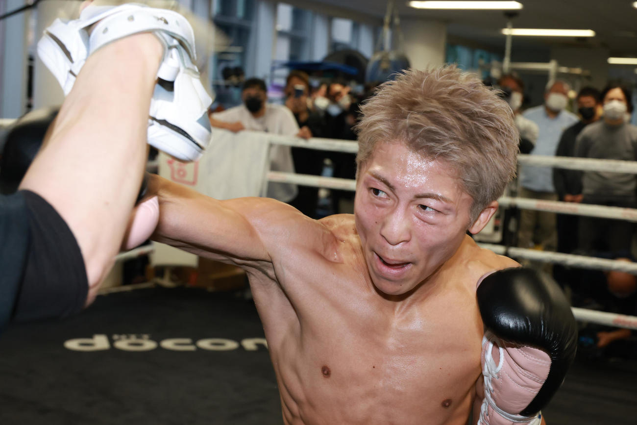 公開練習でミット打ちを行う井上尚弥（撮影・中島郁夫）