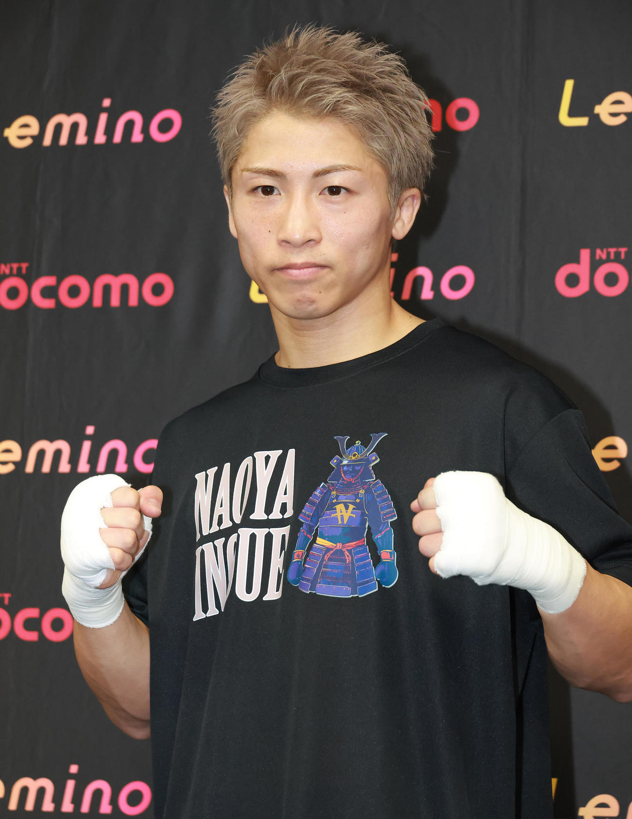 記念撮影を行う井上尚弥（撮影・中島郁夫）