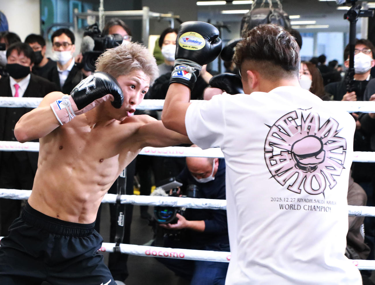 弟の井上拓真（右）とマススパーリングを行う井上尚弥（撮影・中島郁夫）