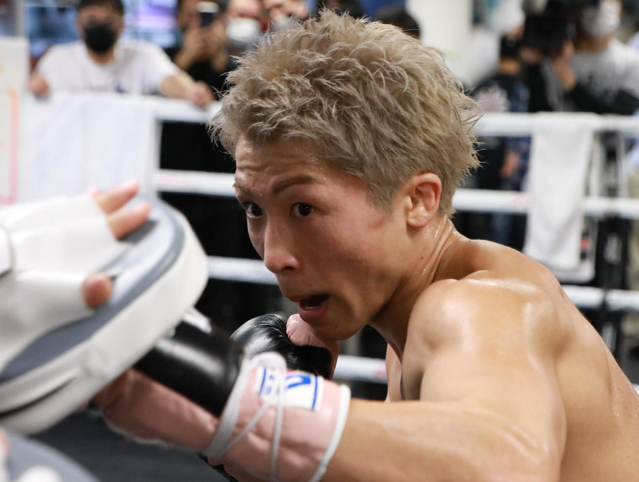 公開練習でミット打ちを行う井上尚弥（撮影・中島郁夫）