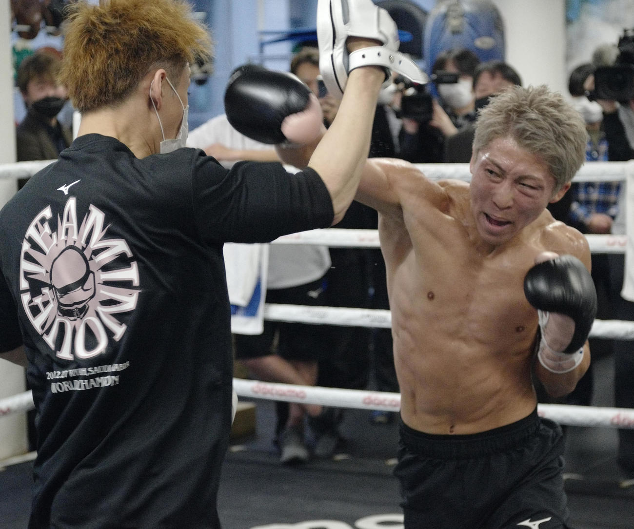 公開練習でミット打ちを行う井上尚弥（右）（撮影・中島郁夫）