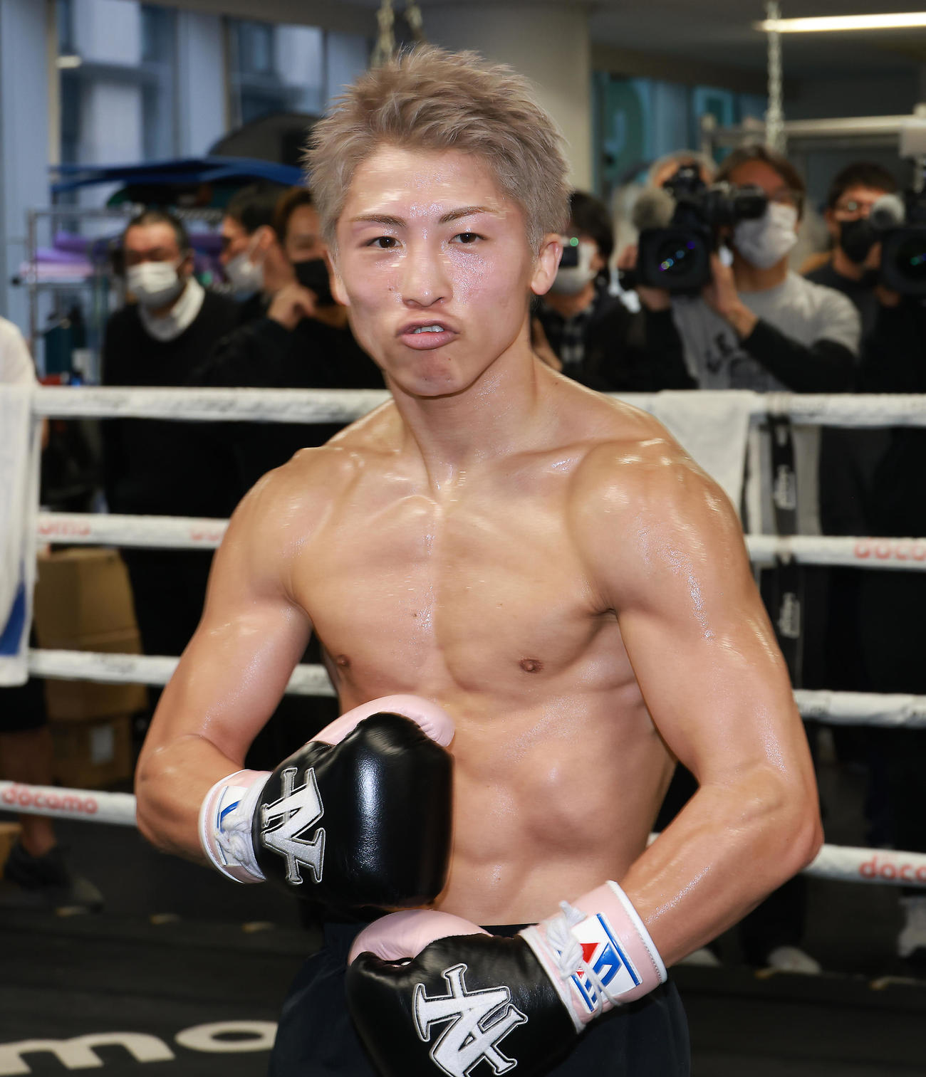 完成された肉体美を披露する井上尚弥（撮影・中島郁夫）