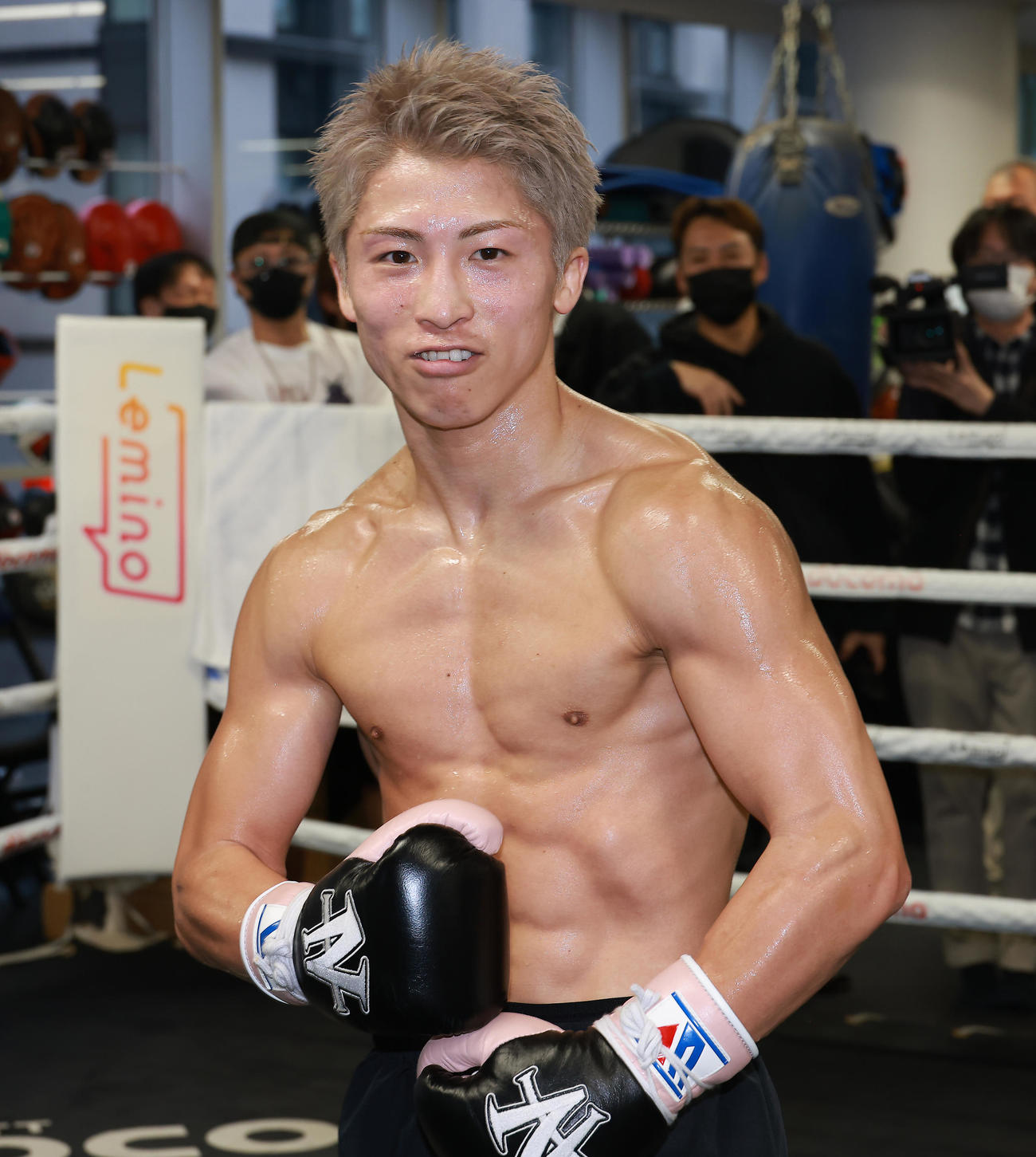 完成された肉体美を披露する井上尚弥（撮影・中島郁夫）