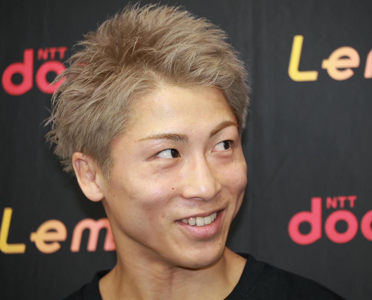 新しい髪色で会見を行う井上尚弥（撮影・中島郁夫）