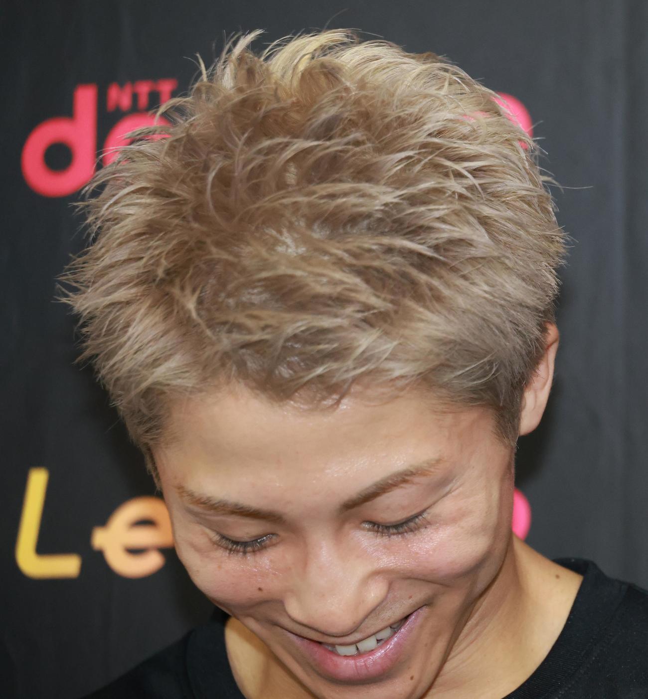 新しい髪色で会見を行う井上尚弥（撮影・中島郁夫）