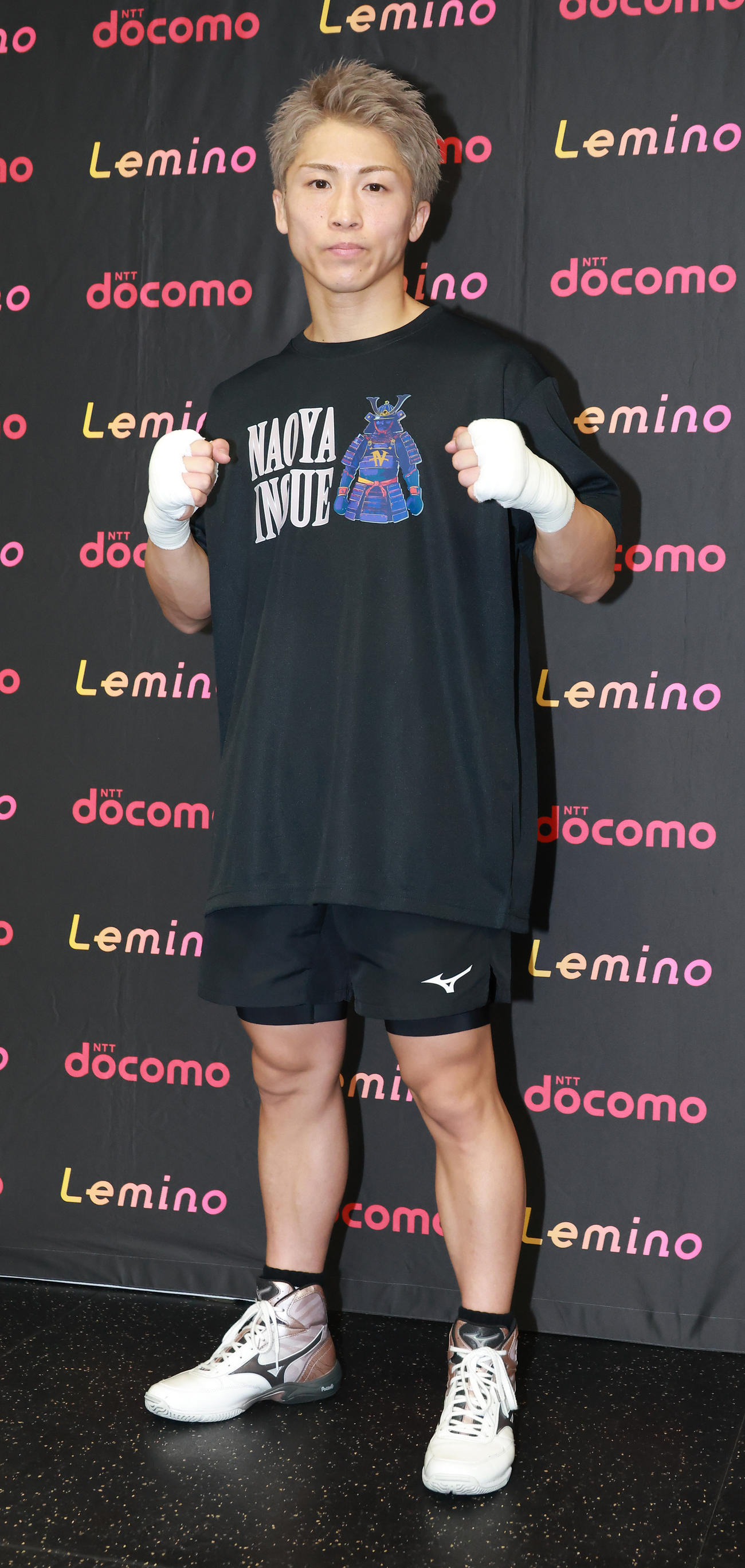 記念撮影を行う井上尚弥（撮影・中島郁夫）