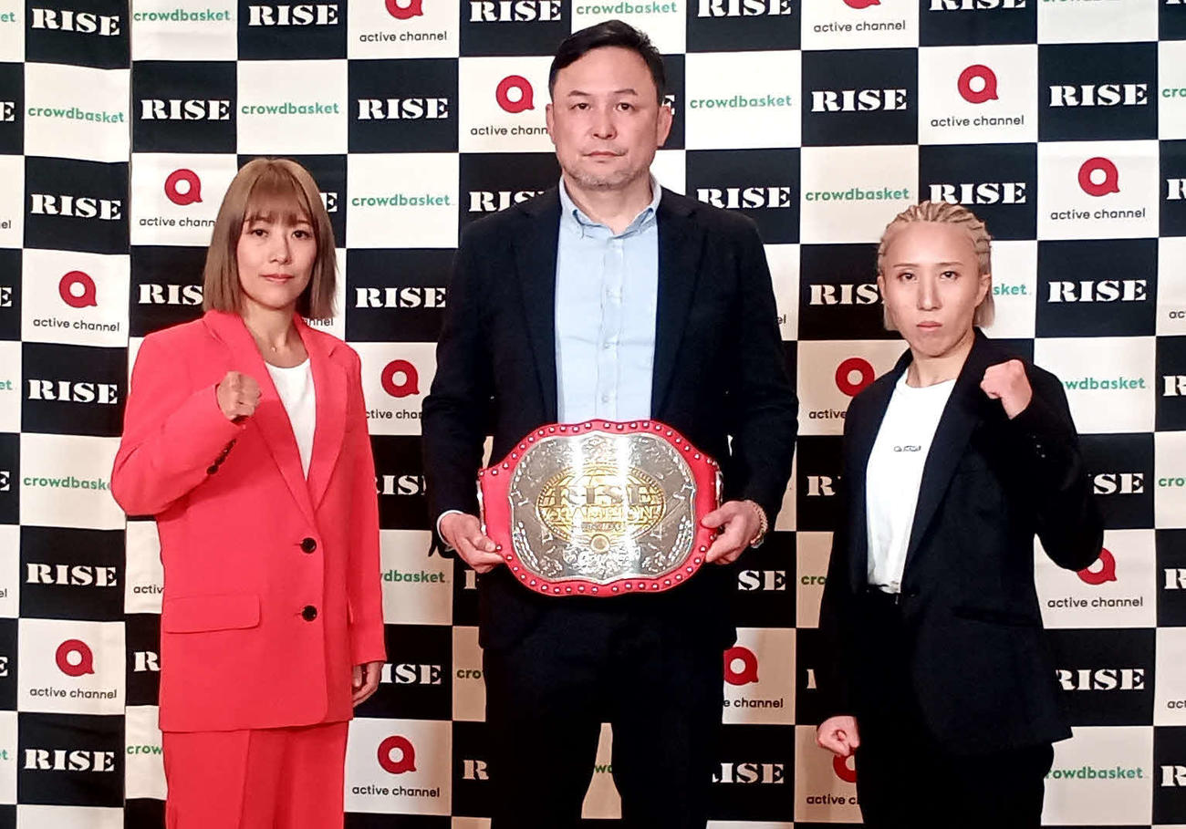 女子アトム級のベルトをかけて戦う平岡琴（左）と島田知佳（中央はRISE伊藤隆代表）