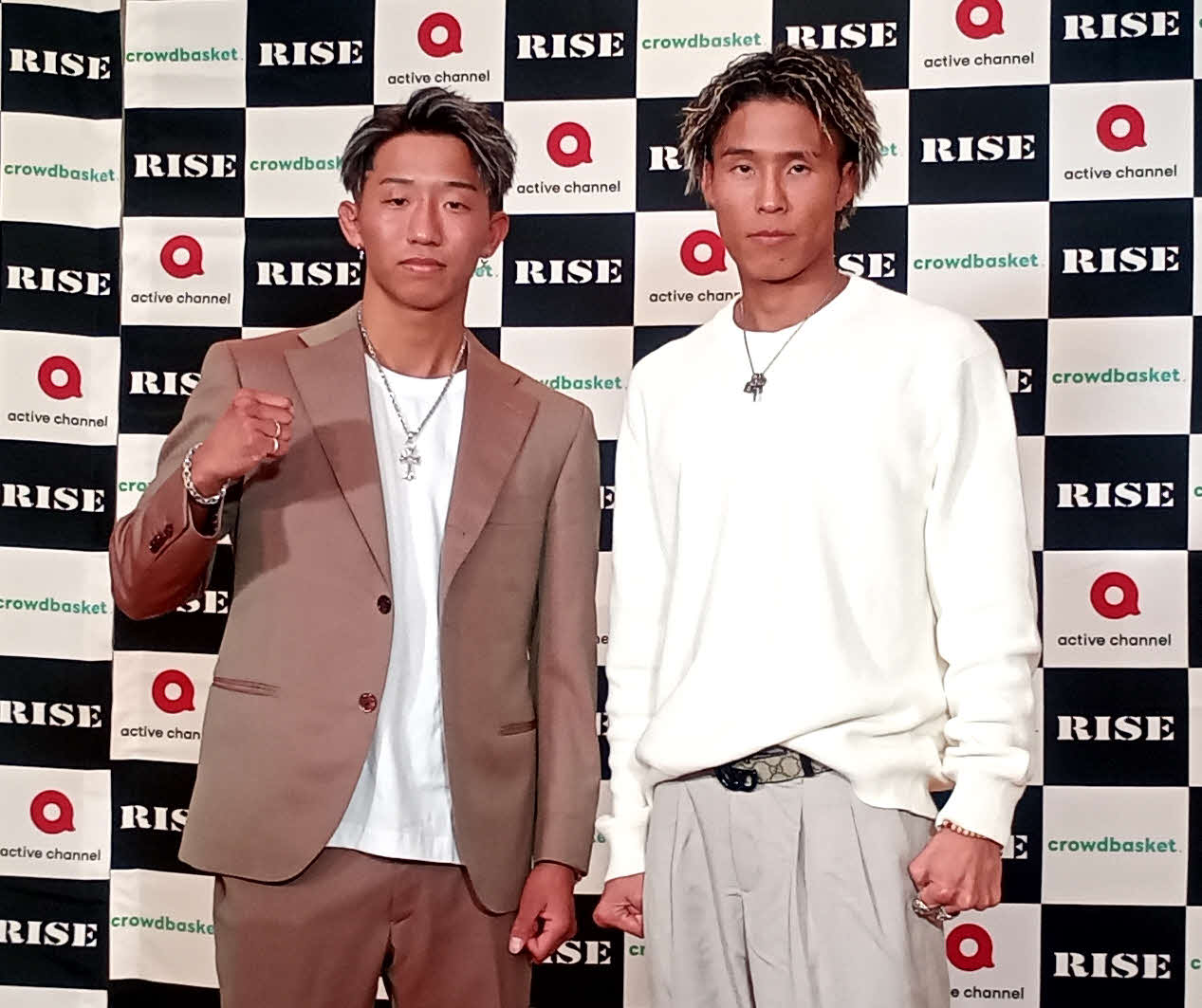激突する花岡竜（左）と鈴木真彦