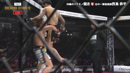 飛び膝蹴りを決める龍志